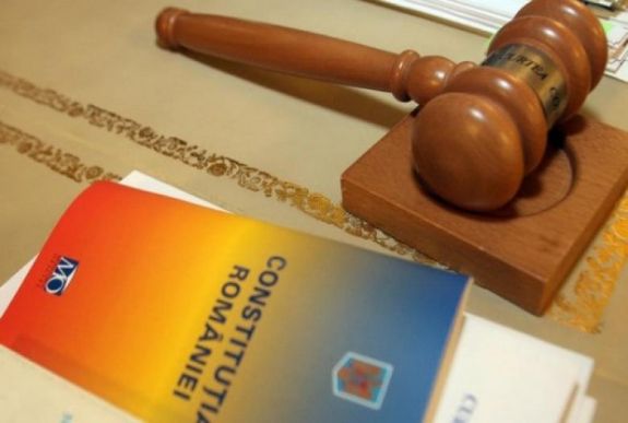 Újra az alkotmánybíróságon a bírák és ügyészek jogállásáról szóló törvény