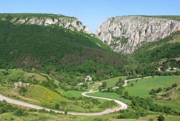 Felújítják a Tordai-hasadékhoz vezető megyei utat