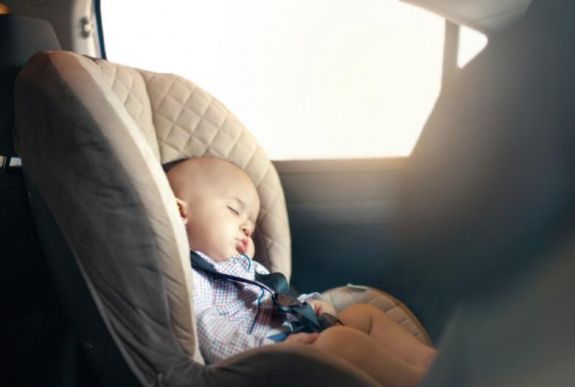 Életveszélyes melegben az autóban hagyni a gyereket