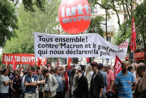 Újabb hatalmas tüntetéseket szerveztek Macron ellen