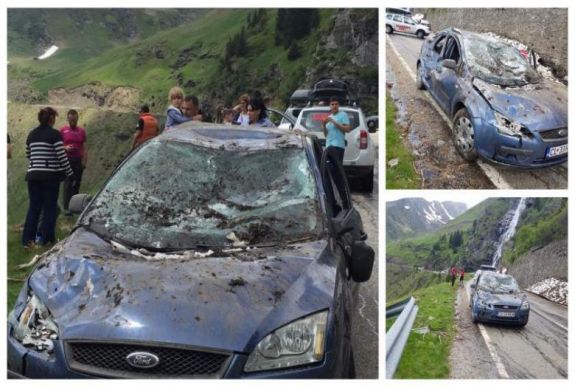 Kőlavina zúdult két autóra a Transzfogarasi úton