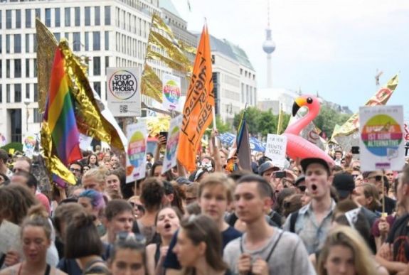 Berlinben vonult fel a német szélsőjobboldal, több volt az ellentüntető