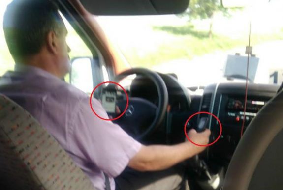 Két telefonnal a kezében vezette a távolsági kisbuszt