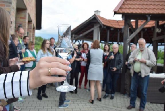 Másnaposság nélkül is lehet italozni – Pálinkát és sört kóstoltunk Gyulán