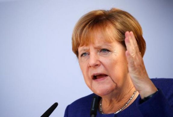 Merkel: rossz fényt vetnek Németországra az idegenellenes támadások