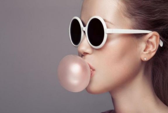 Gyorsabban fog fogyni, ha séta közben rágózik