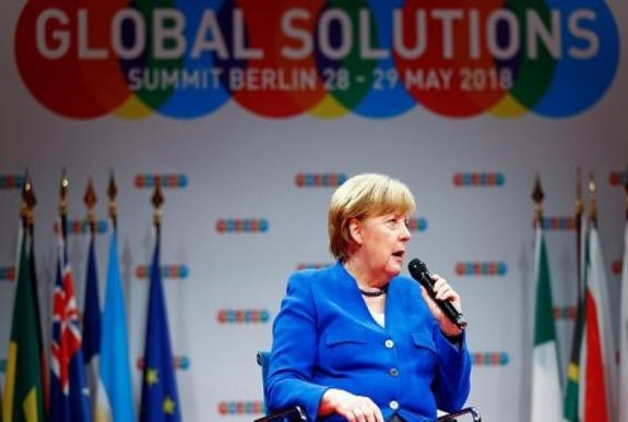Merkel a zsebüket tömő bankárokat illette kritikával