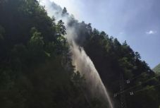 Ismét ég a növényzet a Poenari-vár mellett