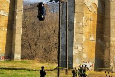 Egy kábelen lógó autó ejtette ámulatba a kanadaiakat