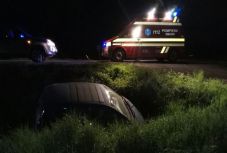 FRISSÍTVE - Egy kutya miatt borult árokba egy autó Farkaslaka közelében