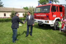 Tűzoltóautót kapott ajándékba testvértelepülésétől az Arad megyei Kispereg