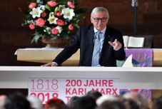 Bírálják a kétszáz éve született Marxot ünneplő EB-elnök Junckert 