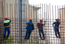 Bércsökkentéssel szabnának gátat a vendégmunkások beáramlásának Romániába