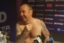 Harmadszor sznúker-világbajnok: meztelenül nyilatkozott a sajtónak Mark Williams