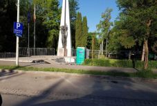 Szemet szúrt, hogy Csíkszeredában közvécék kerültek egy román emlékmű mellé