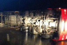 Felborult egy virágfölddel megrakott kamion a Borgói-hágón