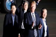 Hazatértek az Egyesült Államokba az észak-koreai foglyok