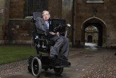 Kisorsolják, hogy ki lehet ott Stephen Hawking temetésén