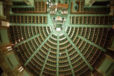 Ebben az európai országban csökkentik a parlamenti képviselők fizetését