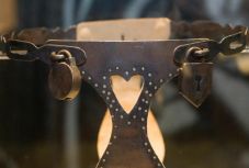 Titokban nyílt meg az erényövről szóló korhatáros kiállítás Székelyudvarhelyen