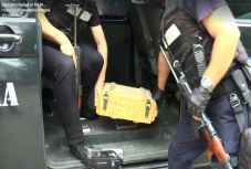 Mit szállítanak az állig felfegyverzett csendőrök?