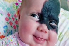 „Batman”-anyajeggyel született, a szülei szuperhősnek nevelik