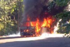 Teljesen kiégett egy autóbusz a Gutin-hágón