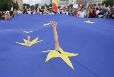 Tüntetés Bukarestben és Kolozsváron: Európát akarunk, nem diktatúrát!