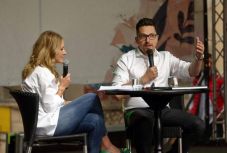 50. születésnapja előtti ötven napon lejegyzett történeteit mutatta be Ákos Kolozsváron