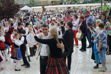 Egyedi néptánc-program várja a somlyói zarándokokat Csíkszereda főterén