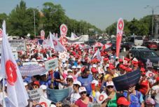 Elfogadta a kormány a szakszervezetekkel egyeztetett bérmódosításokat