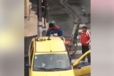 Hirtelen felállt a tolószékből és taxiba ült a koldus