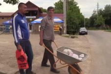 Talicskával vitte az aprópénzt kifizetni a bírságot