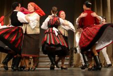 Verbunkot, felcsíki és gyimesi táncokat kínál a Hargita Együttes a zarándokoknak