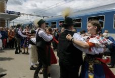 Kalotaszegi néptánccal fogadták a Csíksomlyóba tartó vonatokat Kolozsváron