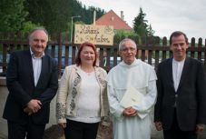 Külhoni magyar EP-képviselők hozták el a „Haza földjét” Csíksomlyóra