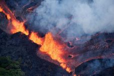 A hawaii vulkánkitörés lávafolyama elérte a Csendes-óceánt