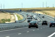 Autópályák, kórházak, orvosi központ köz- és magán pénzből