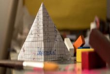 Rostás-Péter István: Iskola (tutira) másként