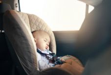 Életveszélyes melegben az autóban hagyni a gyereket