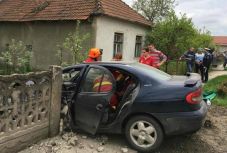 Hargita megye: lopott autóval ütközött kerítésnek két fiatal