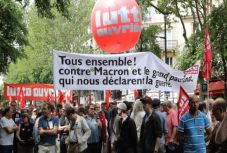Újabb hatalmas tüntetéseket szerveztek Macron ellen
