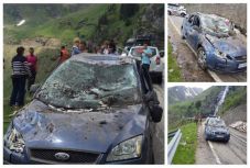 Kőlavina zúdult két autóra a Transzfogarasi úton