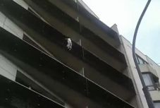 Pókemberként mentette meg a migráns a 4 éves gyermeket