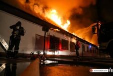 Egész éjjel lángolt egy bukaresti iskola tetőszerkezete