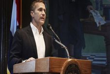 Kampányfinanszírozási és szexbotránya miatt lemondott Missouri kormányzója 