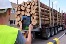 FRISSÍTVE: Házkutatást tartottak az ügyészek a Schweighofer gyáraiban