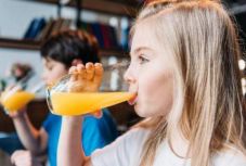 A gyümölcslétől elhízhatnak a gyerekek