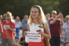 Az alkotmánybíróság döntése ellen tiltakoztak a kormánypalota előtt