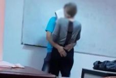 FRISSÍTVE - Szenvedélyes csókkal űzte el tanítványa lelki válságát?